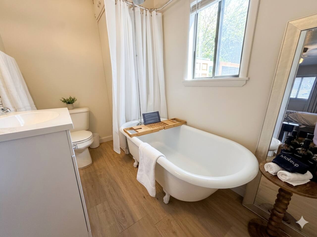 Private cottage retreat fully fenced walk downtown