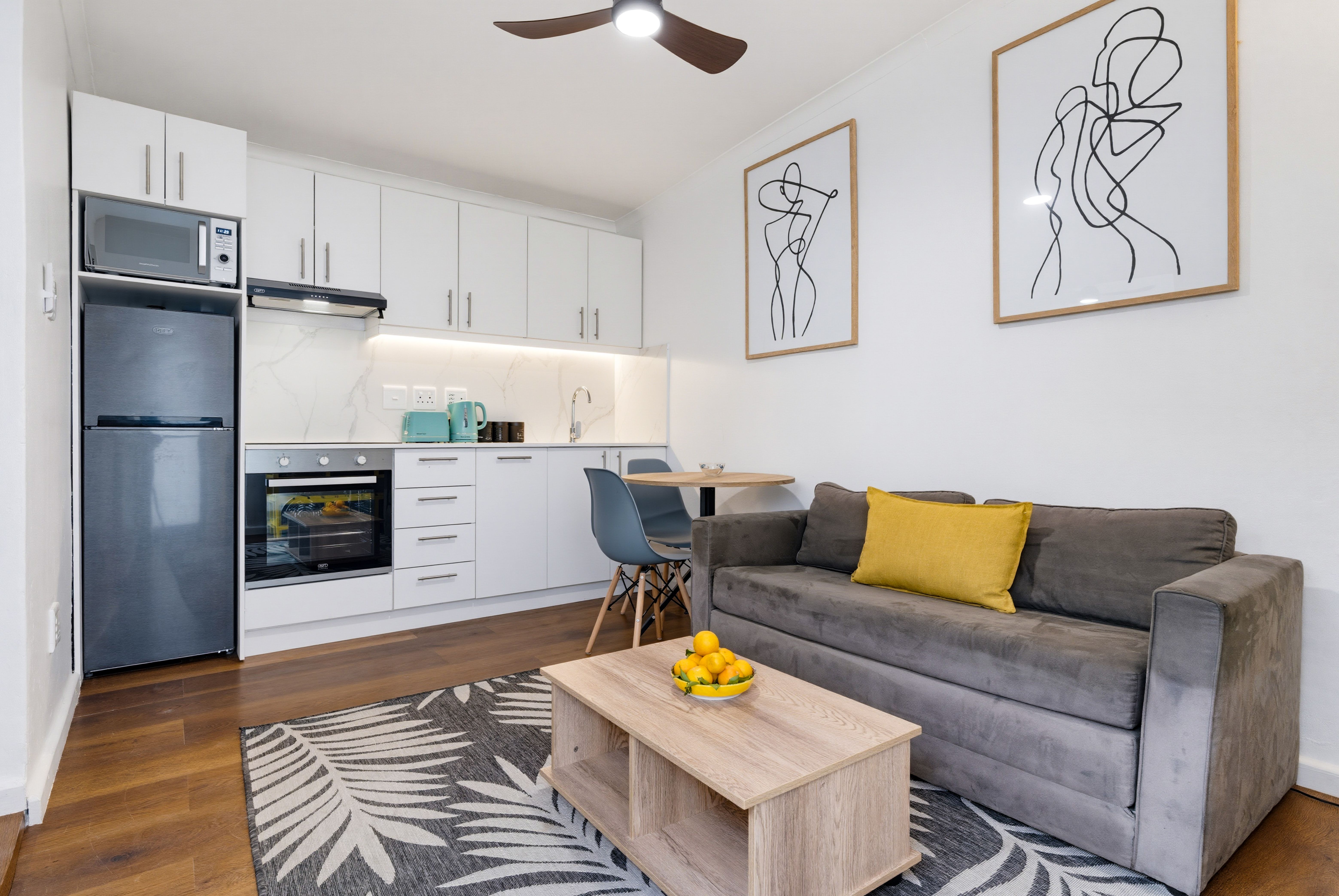 Modern 1-Bed Sea Point Apt, Walk to Beach & Cafés!