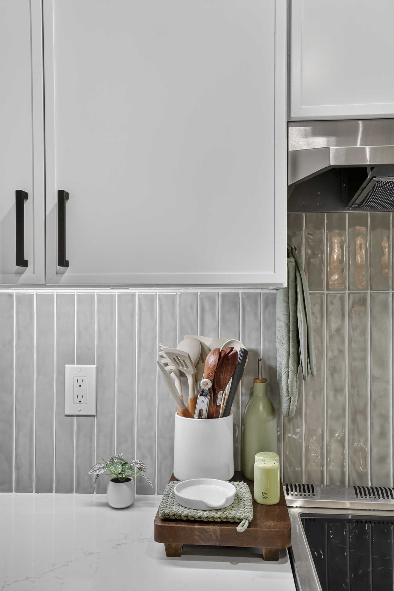Bright modern kitchen with sleek finishes and stylish cooking details