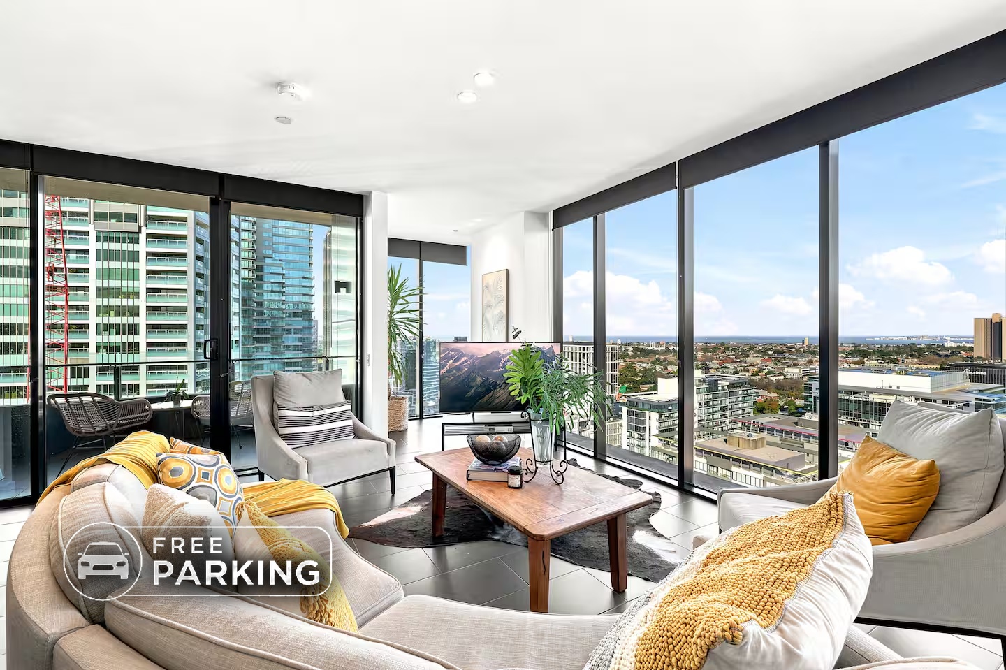 Luxury CBD Top Floor Apt w/Gym spa pool n Car Spot