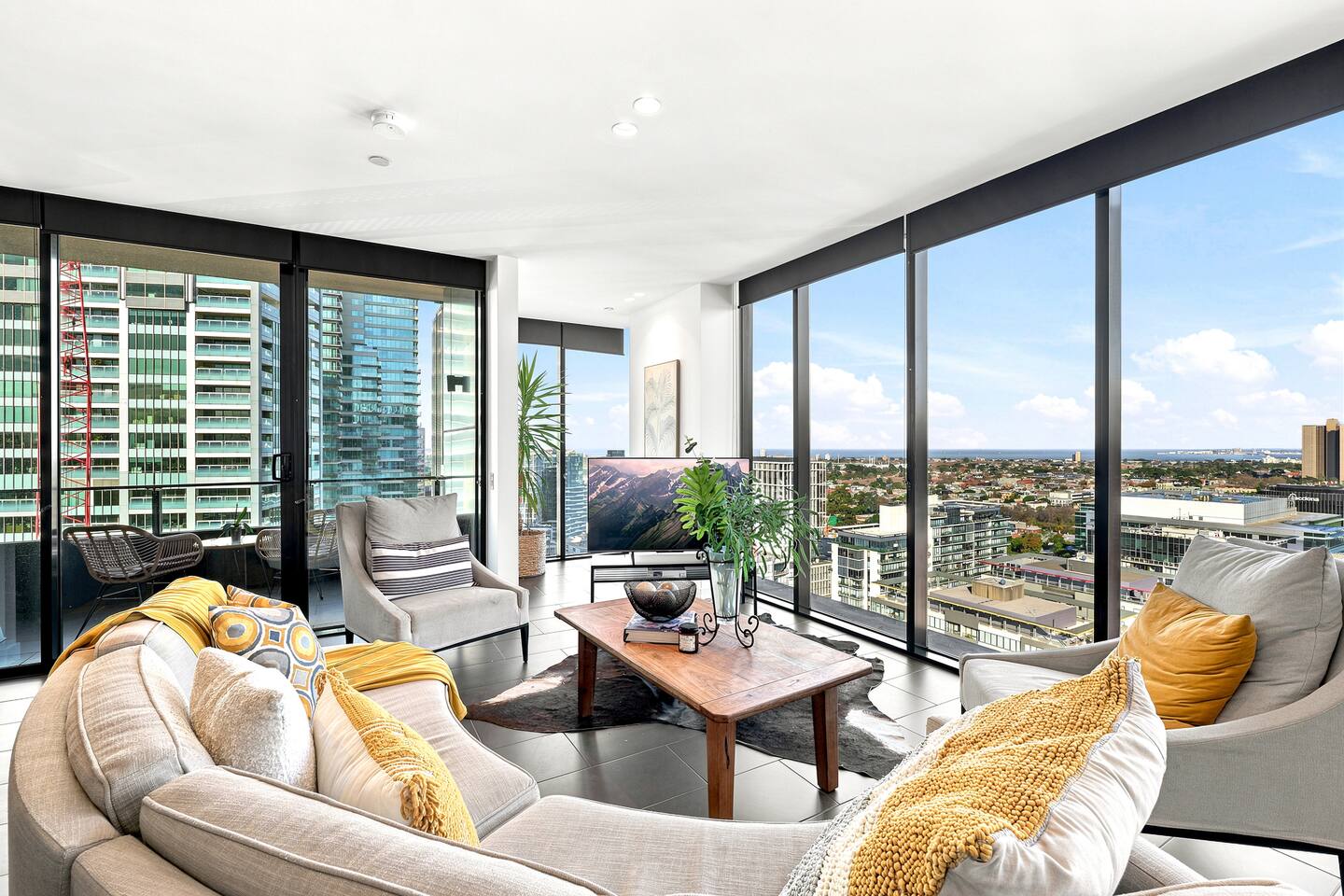 Luxury CBD Top Floor Apt w/Gym spa pool n Car Spot