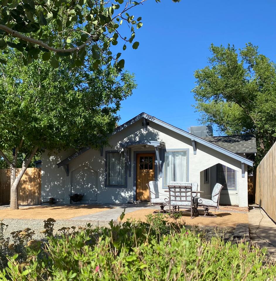 Big Blue Cottage | Near Prescott Square