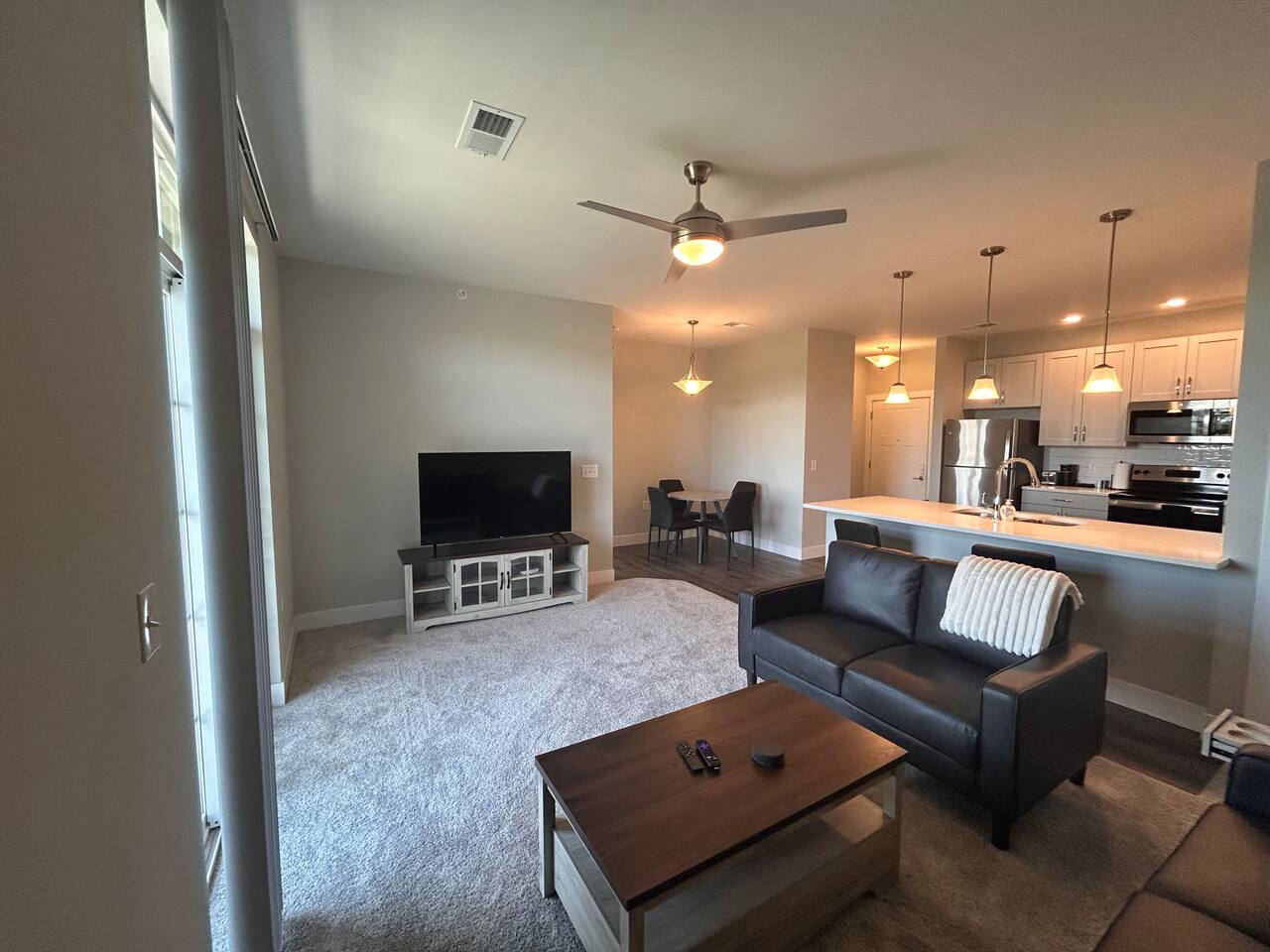 Greenwood Retreat Pool/Gym/Free Parking