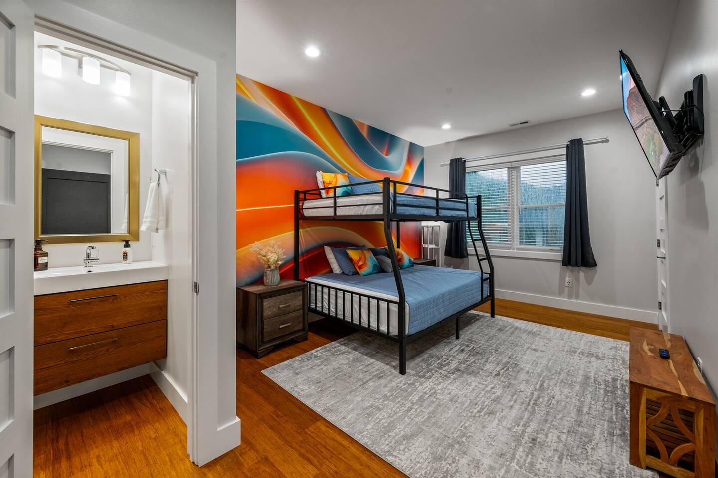 'Pyra' kids' room with full-over-queen bunk
