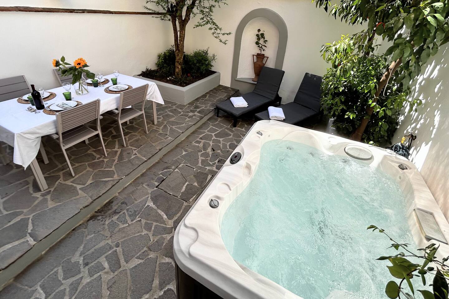 Pepi Residence: private garden and jacuzzi duplex