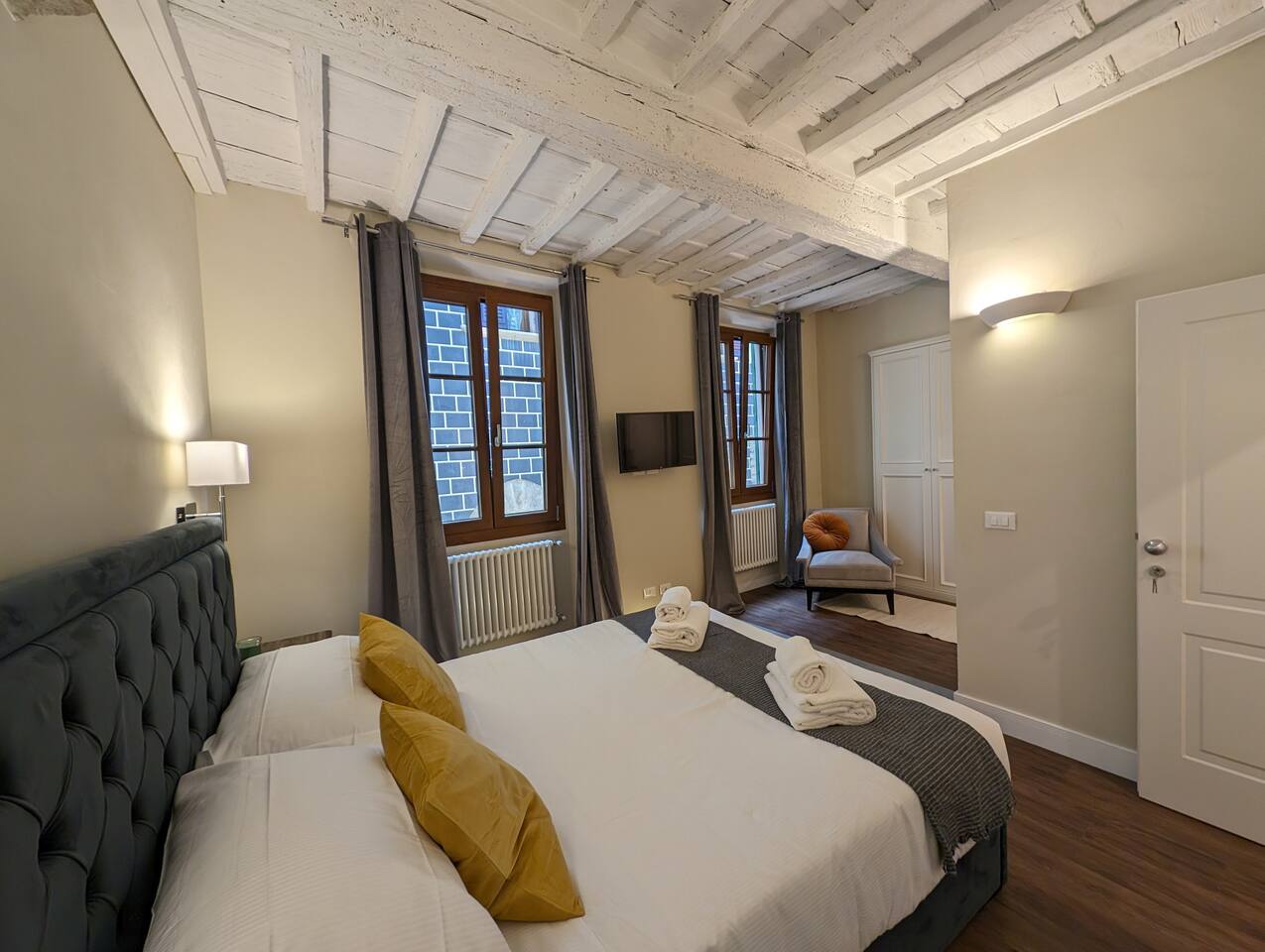 Suite San Firenze: Modern Stay in Antique Tower