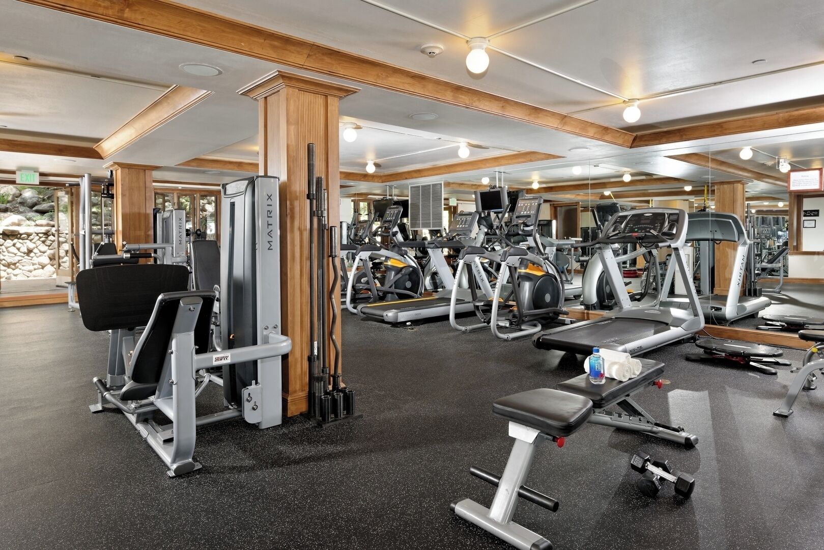 2 Condo Aspen, Sauna, Hot Tub, Pool, fireplace