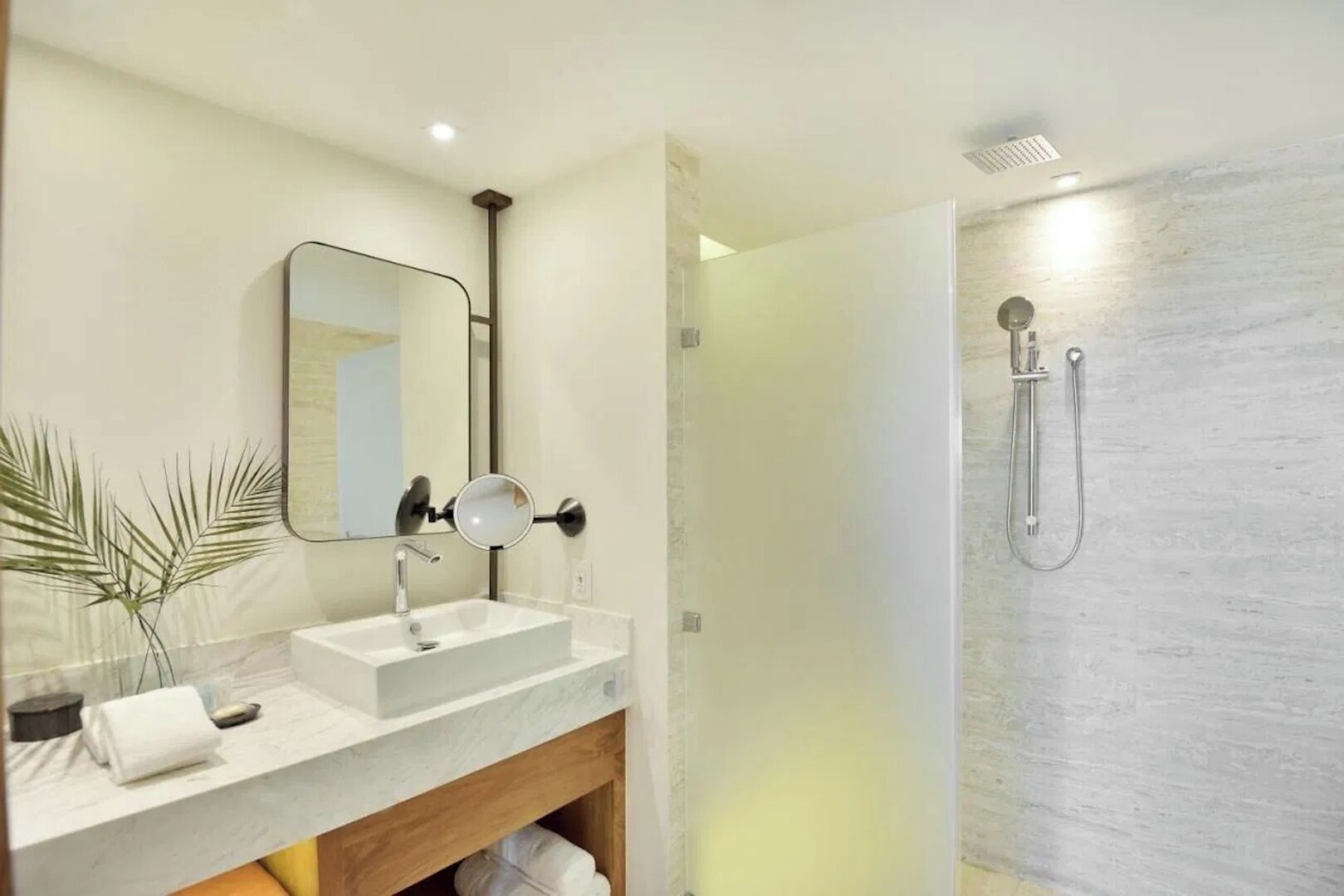 CORAZON MADONO BEACH BATHROOM