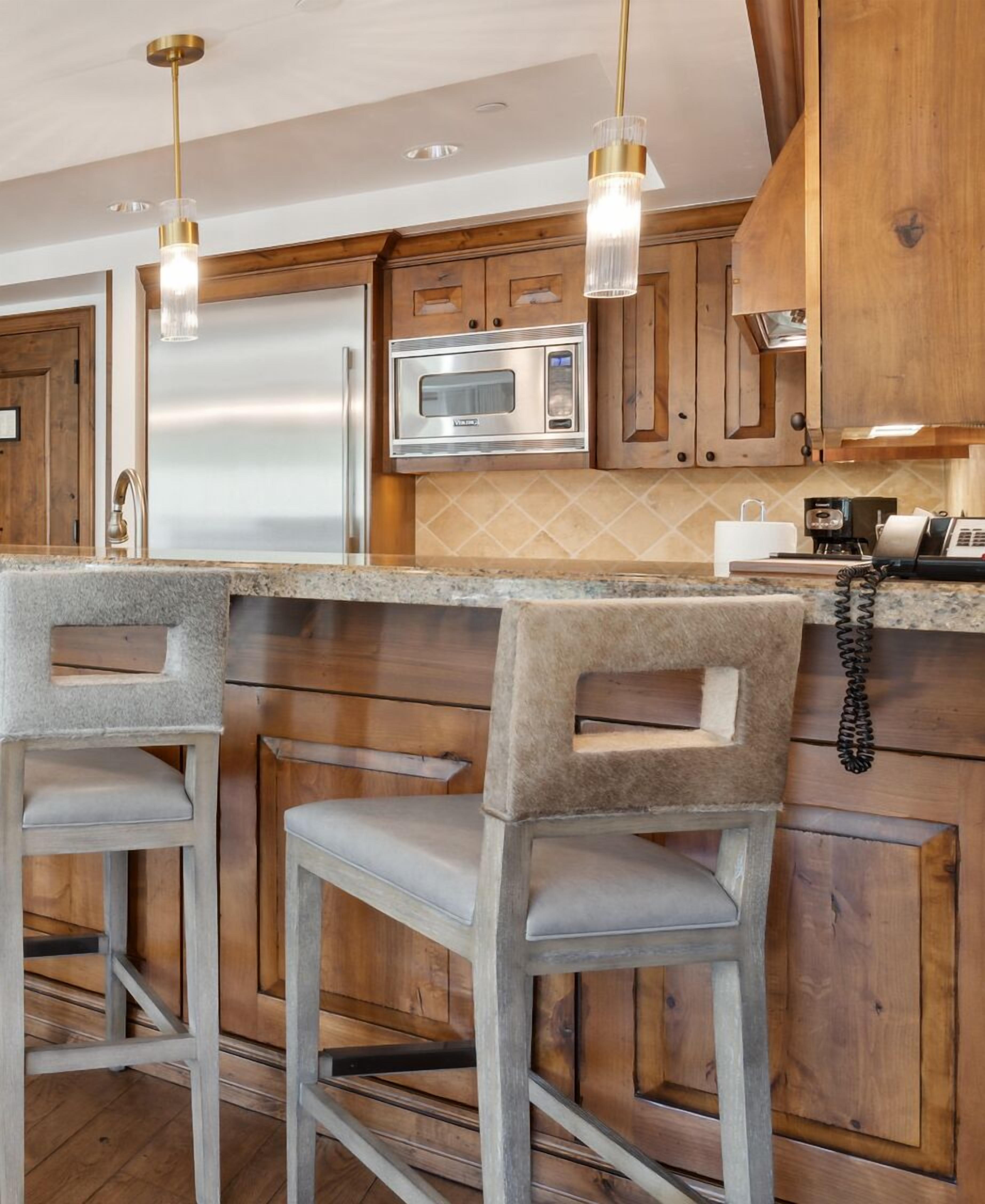 3 Suite, Amenities, Fireplace, Hot Tub, Fire Pit!