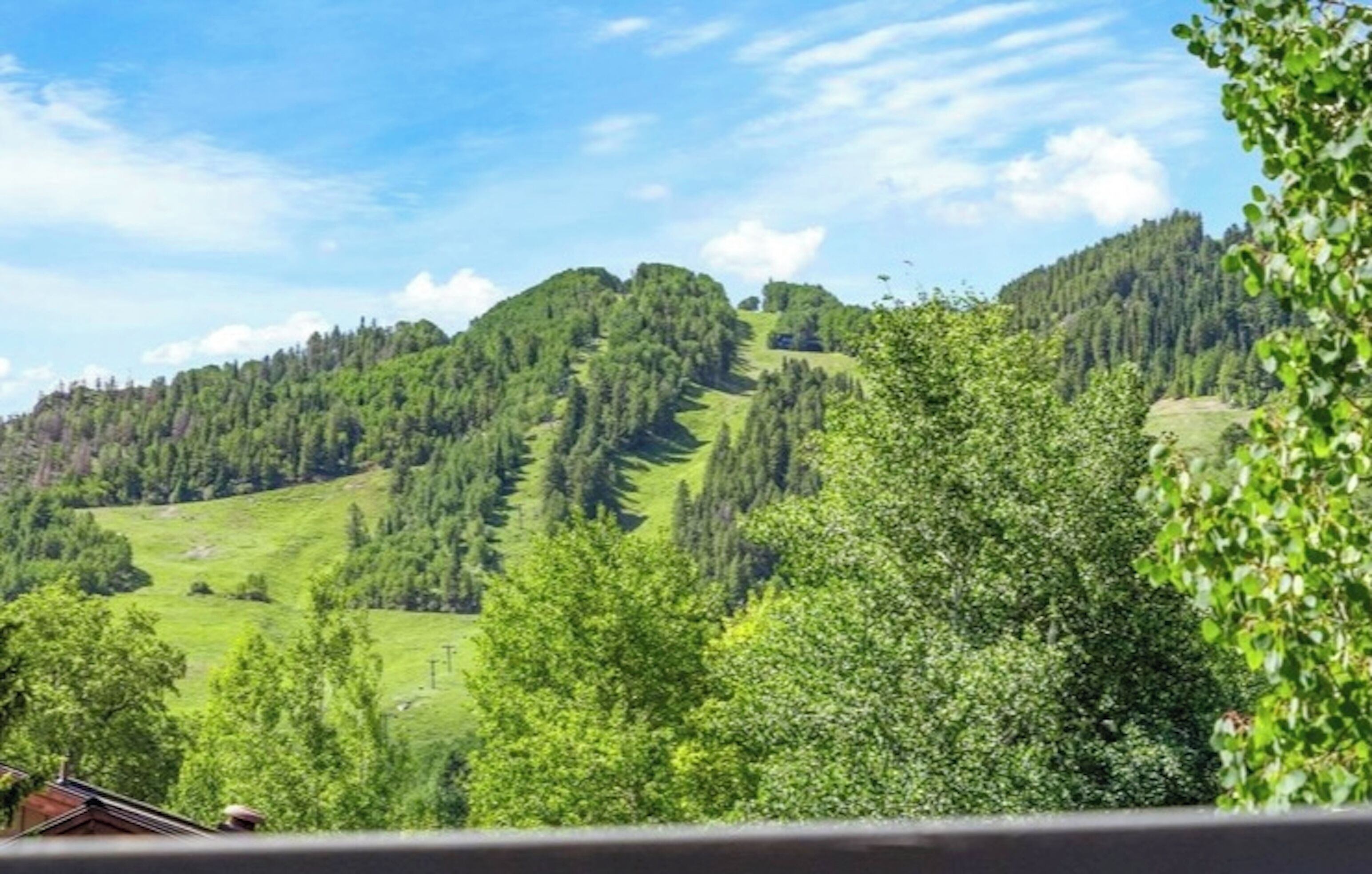 2 Bedroom Apartment, Aspen, Fireplace, Pool!
