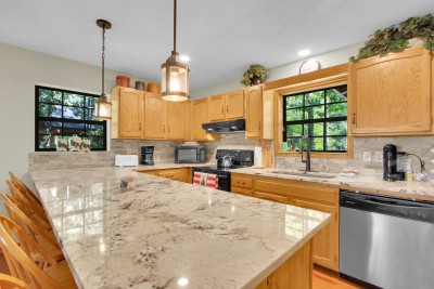 Whip up mountain feasts in the bright chef’s kitchen, featuring a sleek granite island and generous bar seating — the perfect gathering spot for morning coffee, casual bites, and lively conversation.