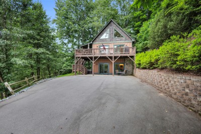 Tucked away in the trees, this private cabin offers a spacious deck for morning coffee or evening stargazing, plus a large paved driveway with plenty of room to park and unload after the mountain drive up.