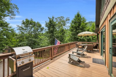Tucked into the trees, this private cabin features a spacious deck for morning coffee or evening stargazing, and a large paved driveway with room to spare after the drive up the mountain.