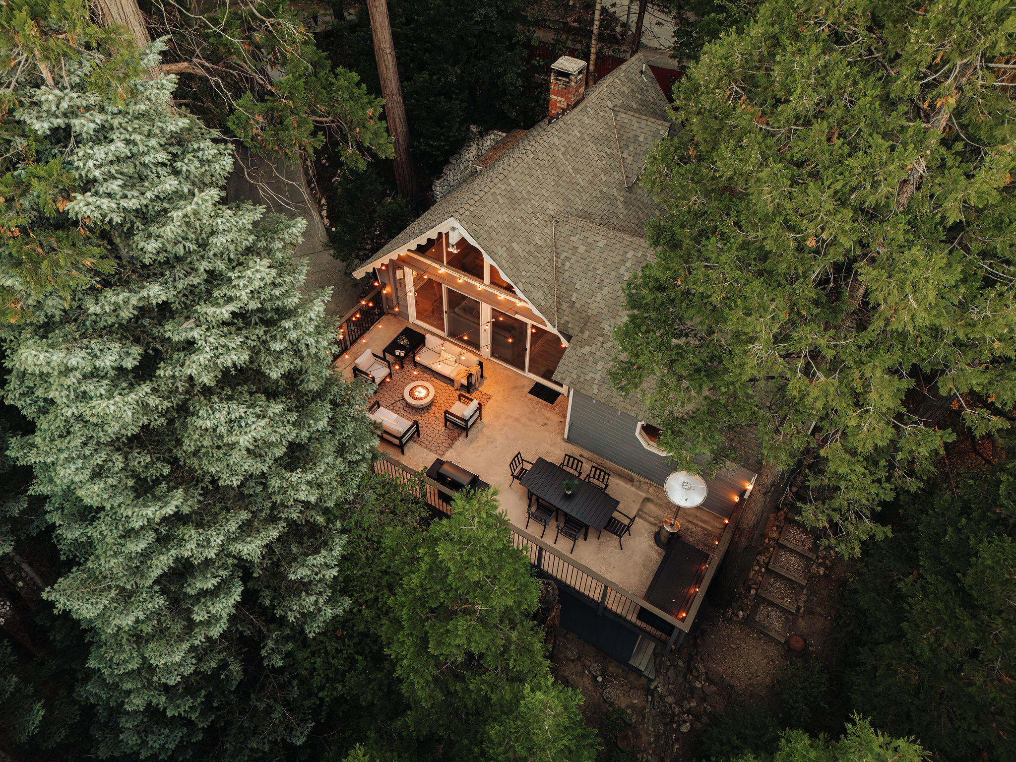 Meadowhawk: Walk to Village, Lake Access, Deck w/Firepit