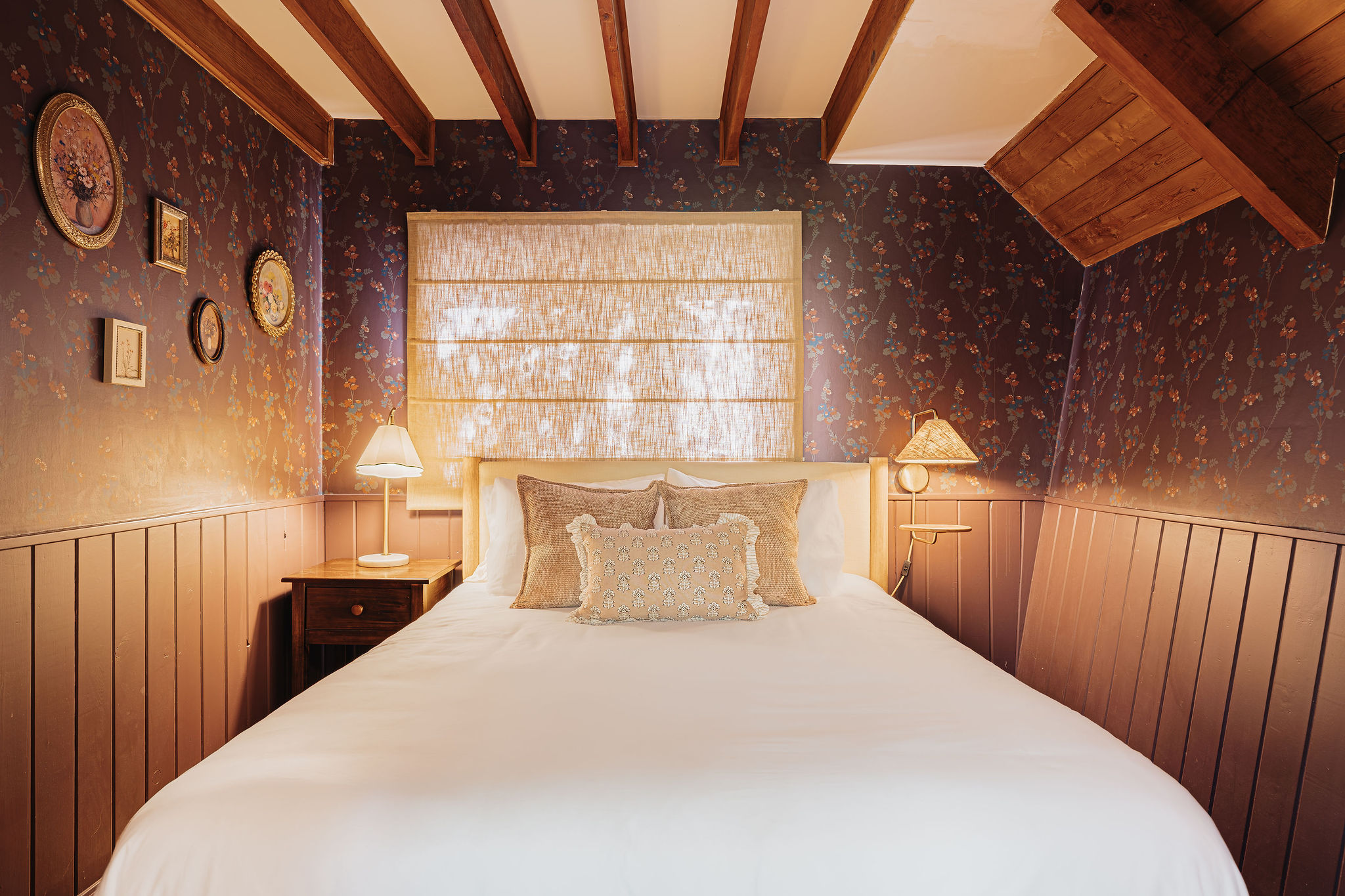 Cozy cottage-style bedroom with wood beams and warm vintage charm