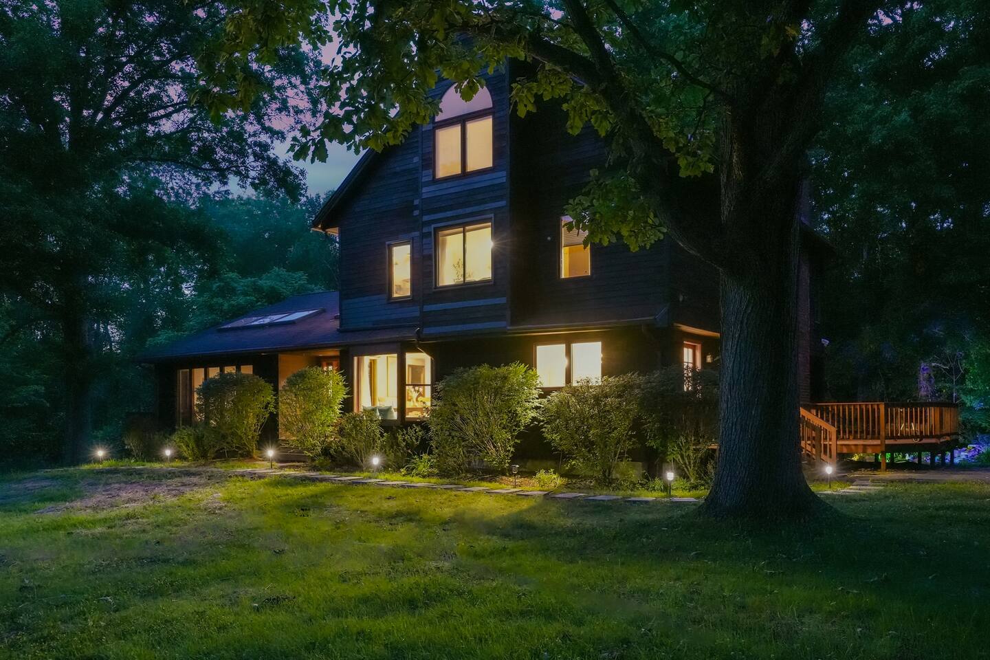 Peaceful Spacious 5 BR Family Home with a View