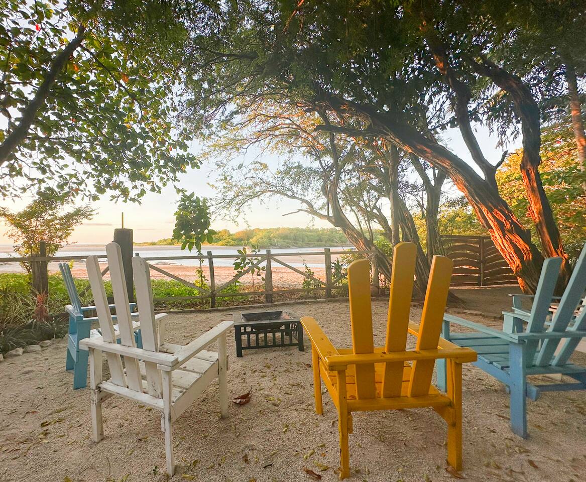 Beachfront Apt + Nature+Pool+Walk Everywhere