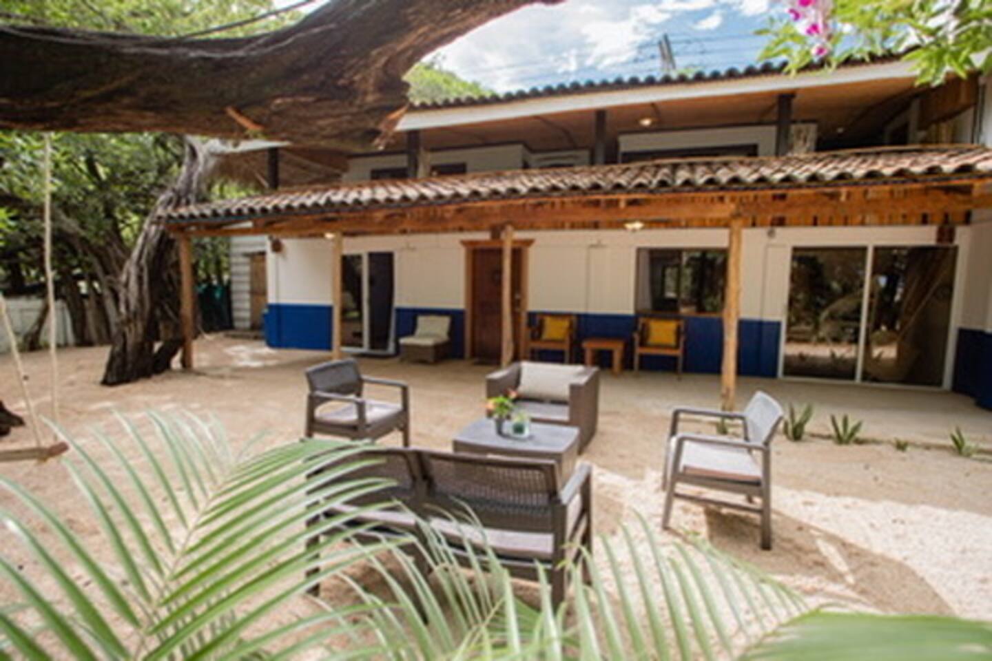 Beachfront Oasis:3 Private Suites, Kitchen&Balcony