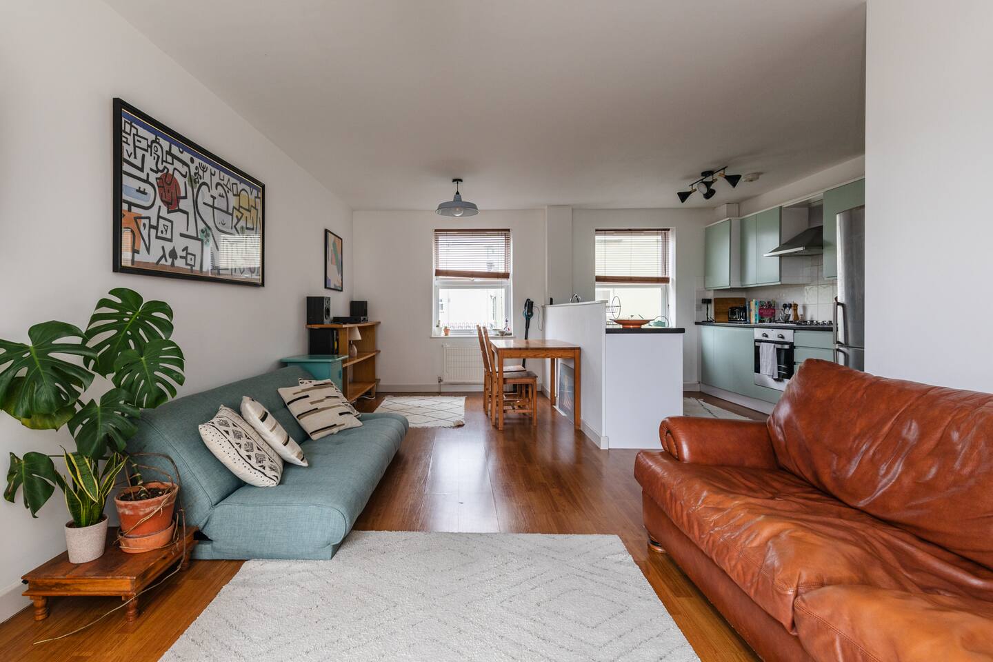 Spacious & Stylish 2-Bedroom Flat Close to Centre