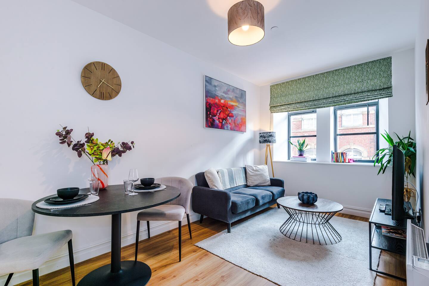 Modern 2 Bed 2 Bath - 2 min walk from station
