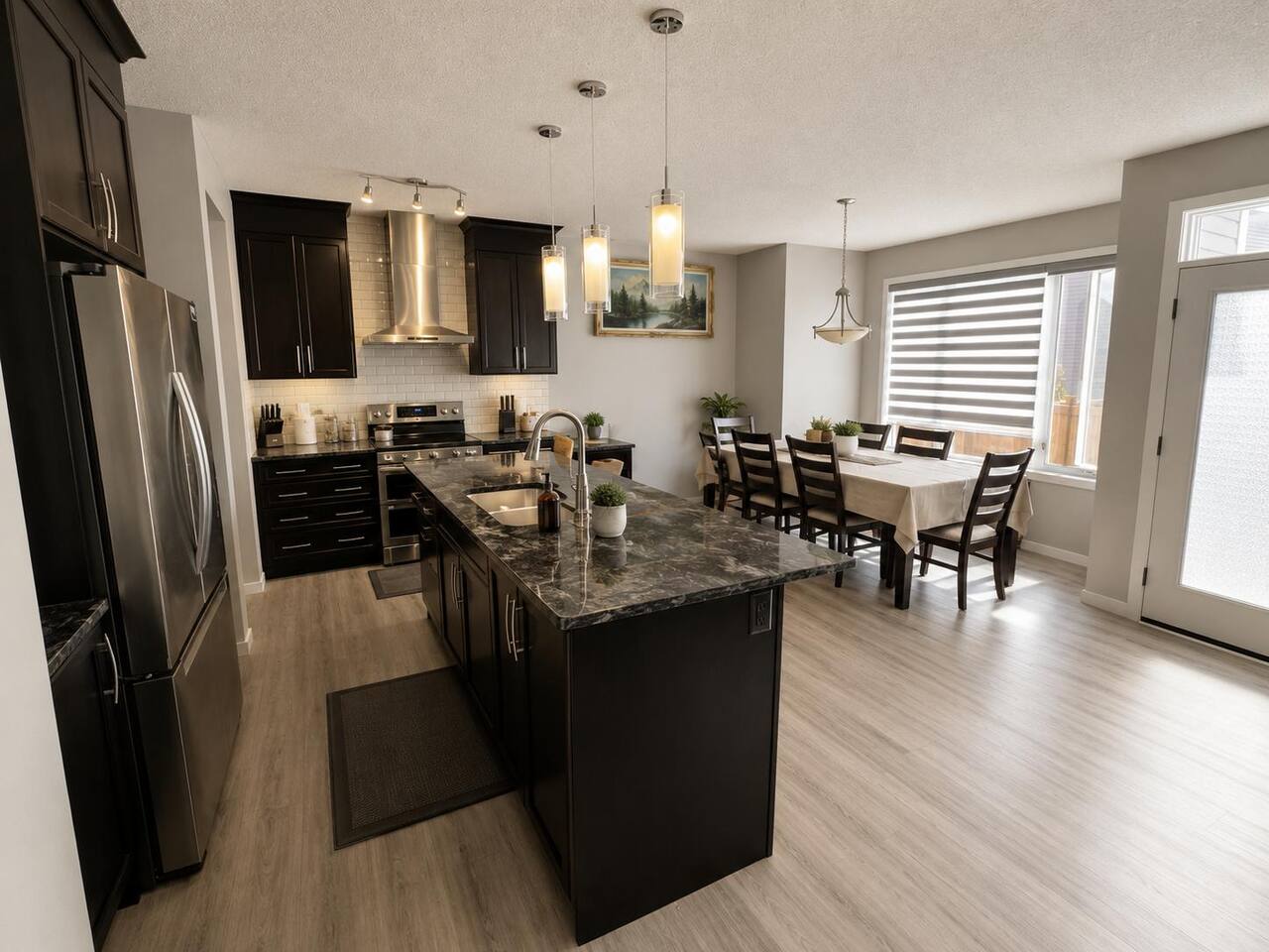 Modern Family Home Near Airport & Parks