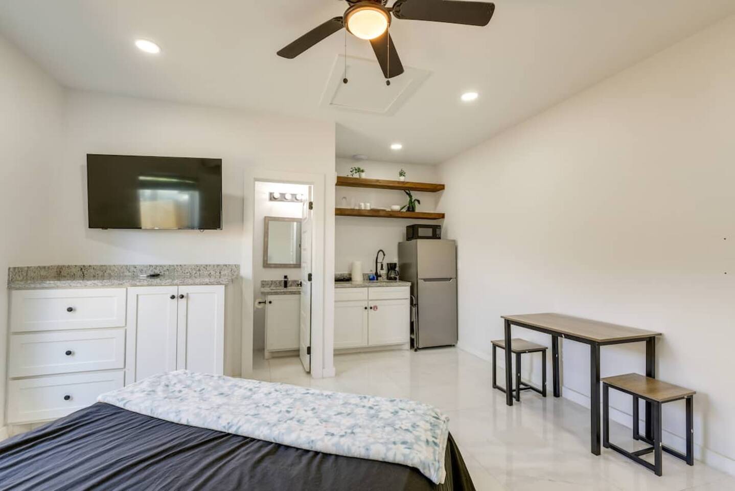 #7 | Modern SPI Beach Studio + Pool | Smart TV