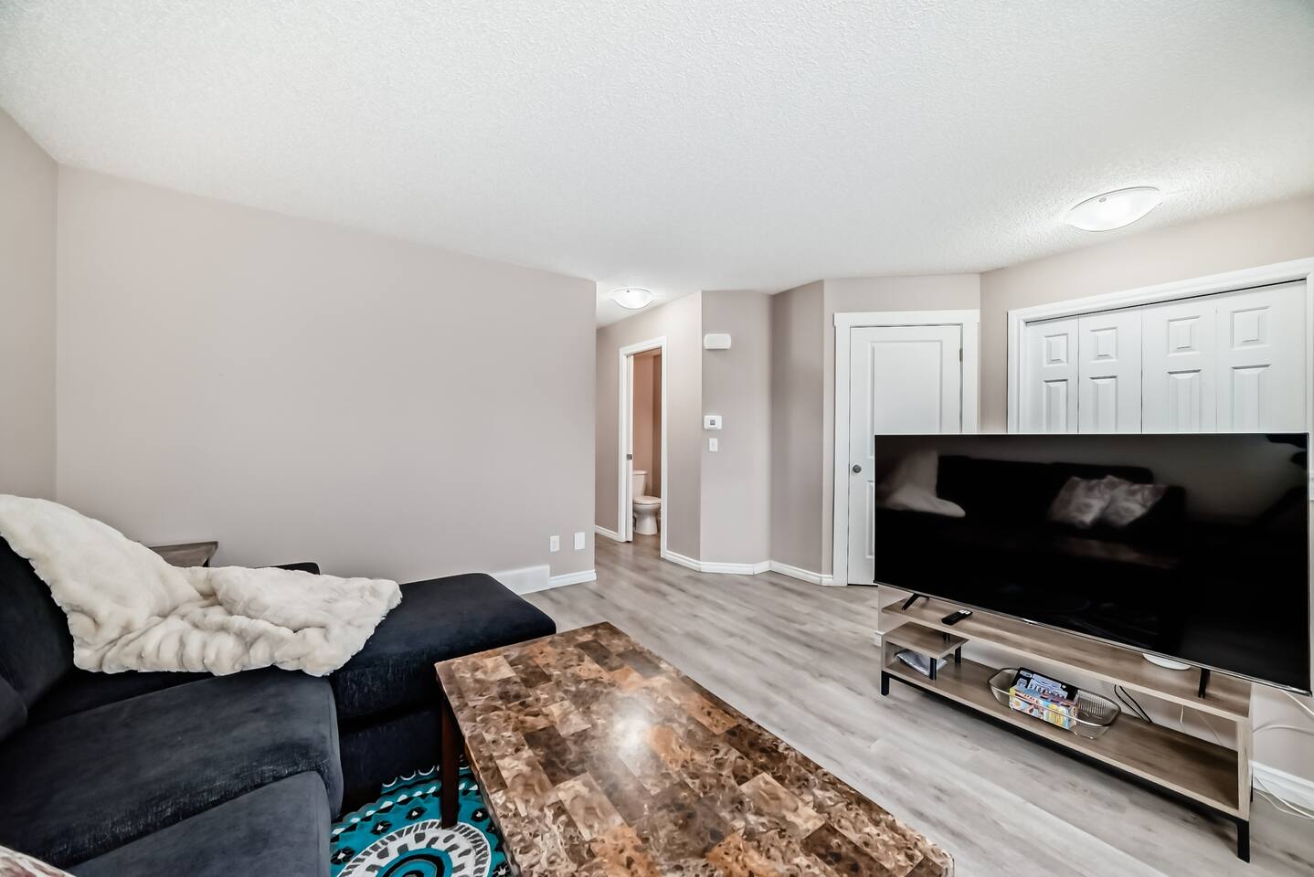 Bright Cozy Home | KING Bed | FREE Private Parking