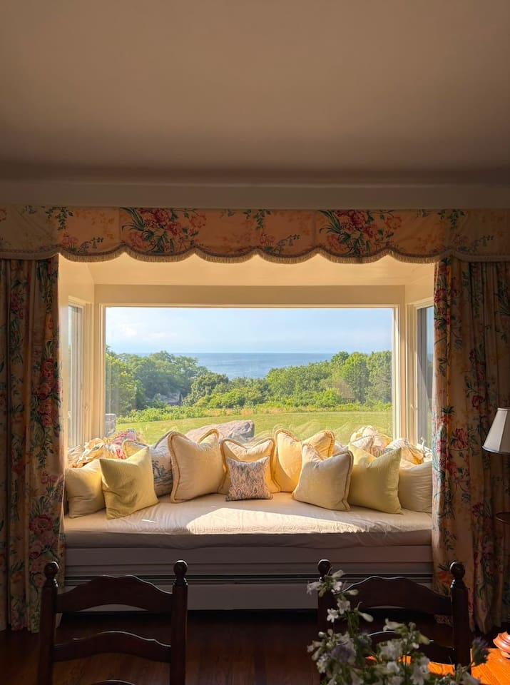 Oceanfront Escape: Beach Access on Private Estate