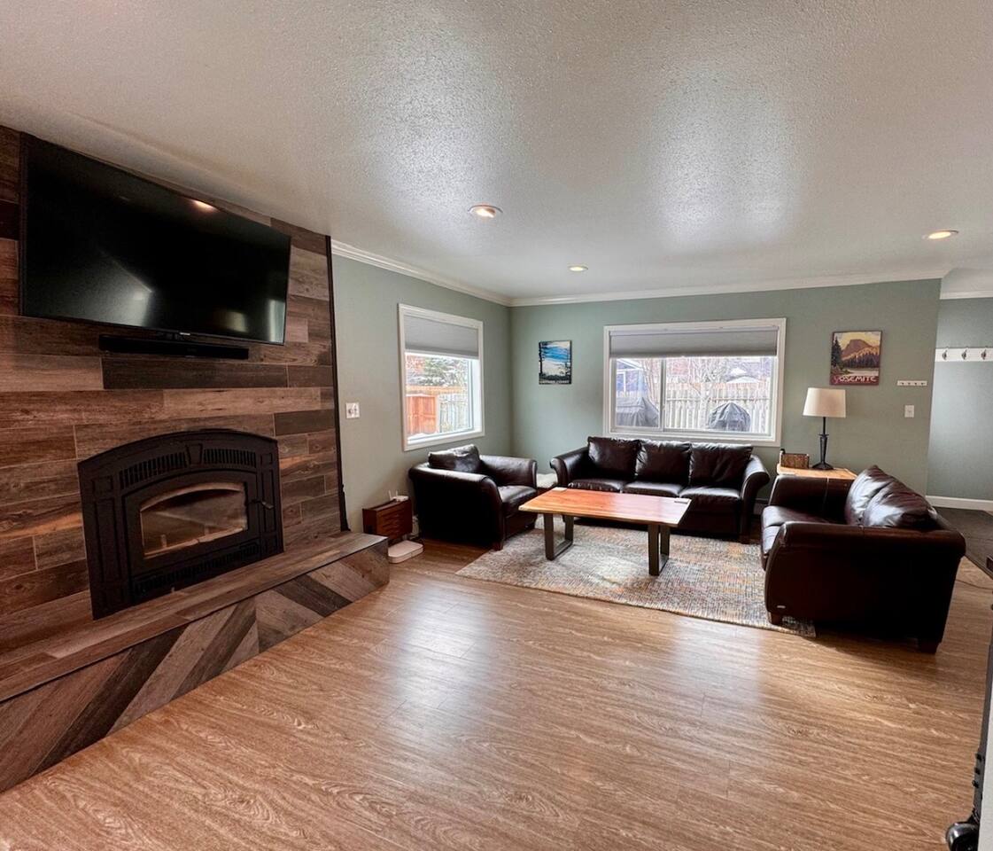 Adorable 2-bedroom near Airport (3)