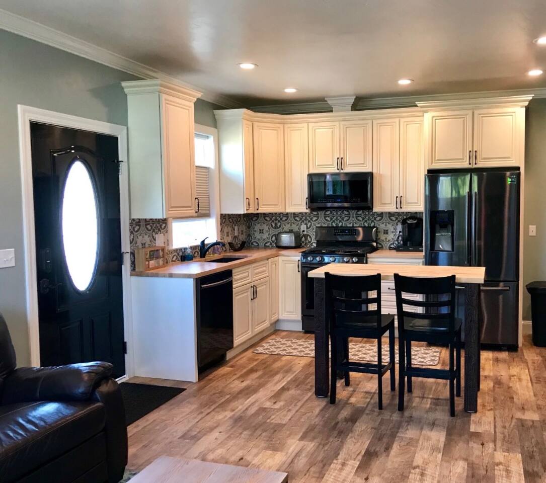 Adorable 1-bedroom near Airport (1)