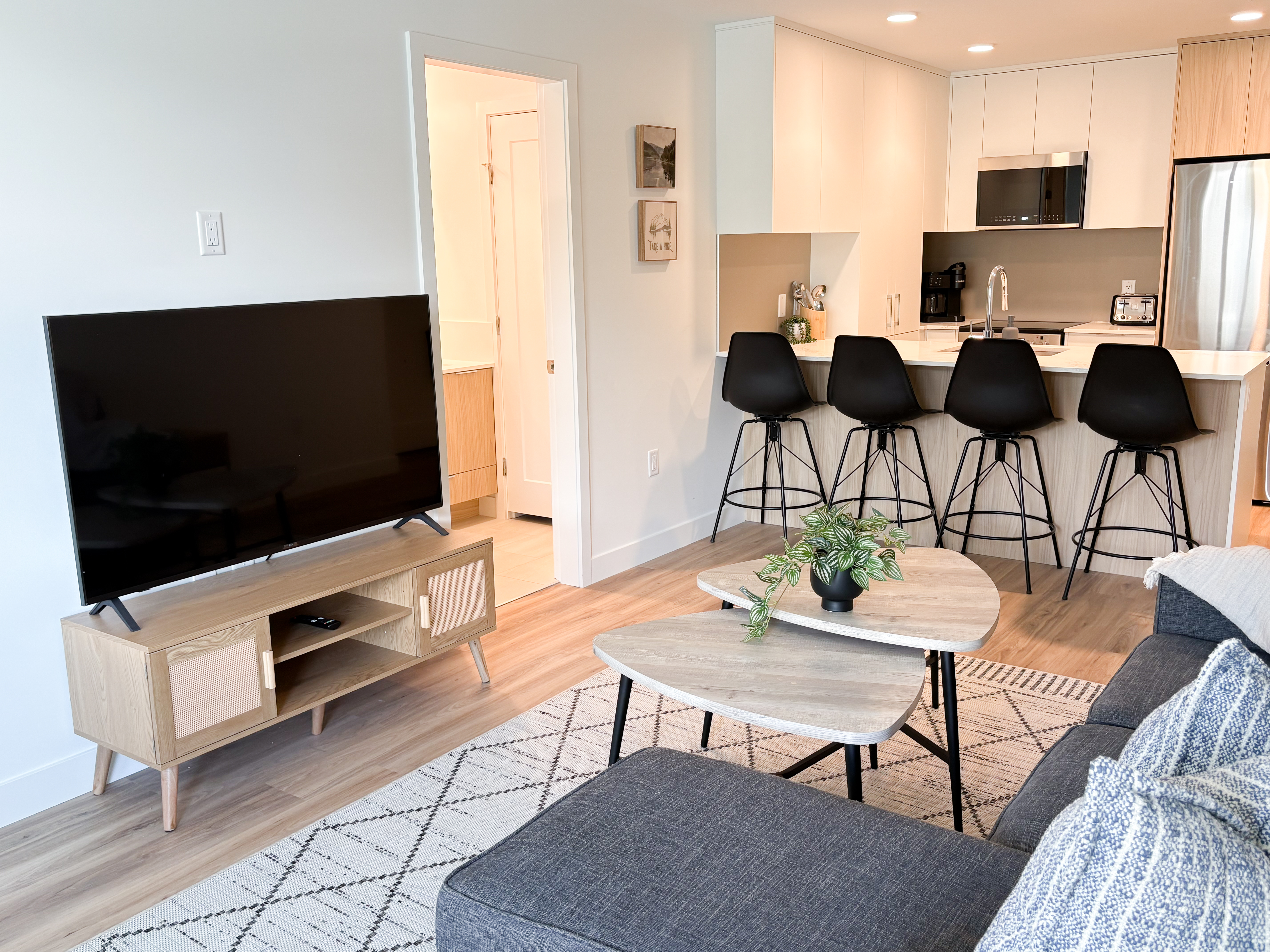 Penticton 2 Bedroom Condo w/ Pool