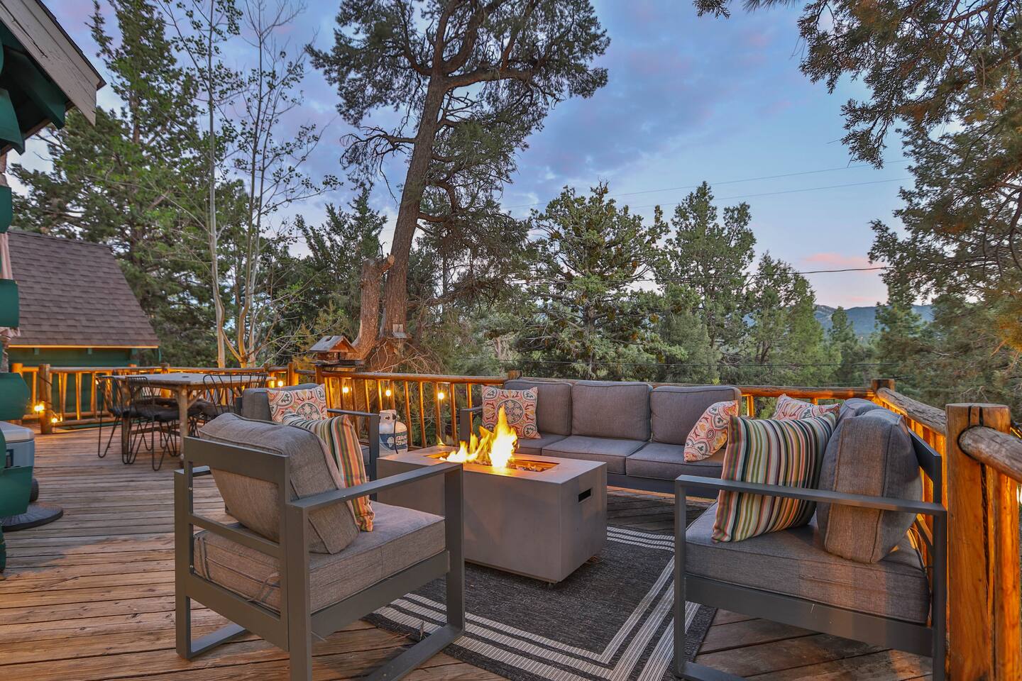 Curly Cabin: Views, Jacuzzi, Game Room, Fire Pit!