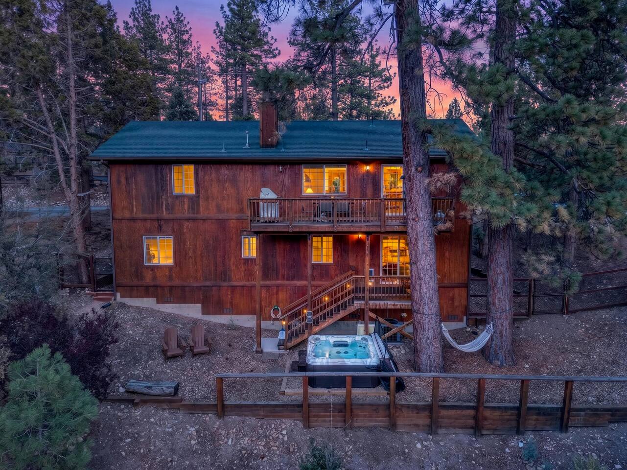 Lookout Lodge: Hilltop Views, HotTub, Games, AC!