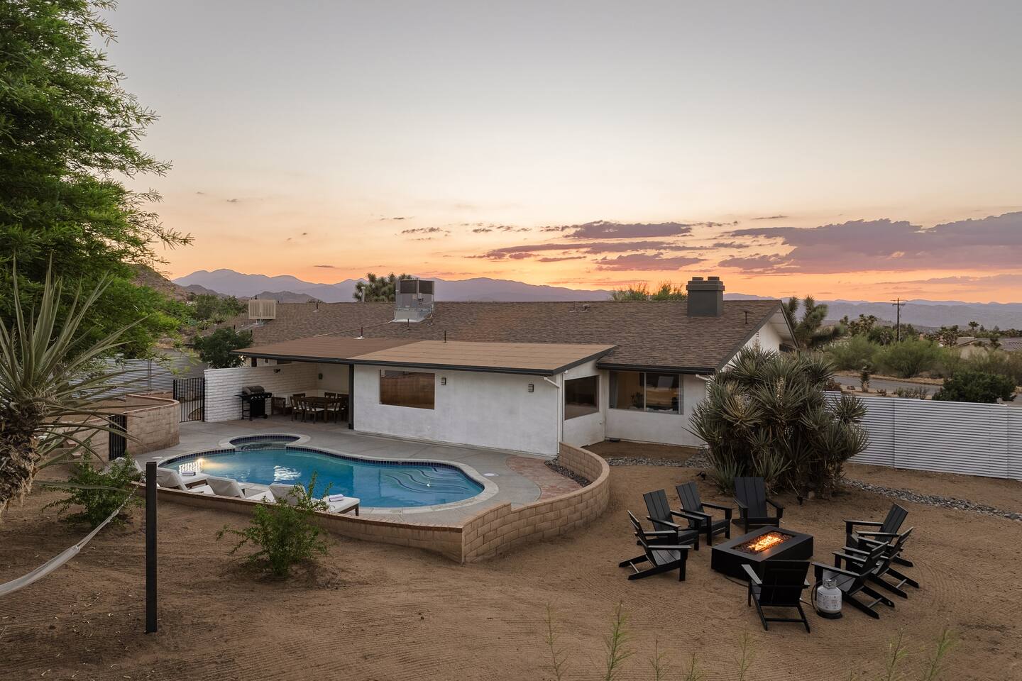 Desert Escape with Pool, Spa & Hammocks