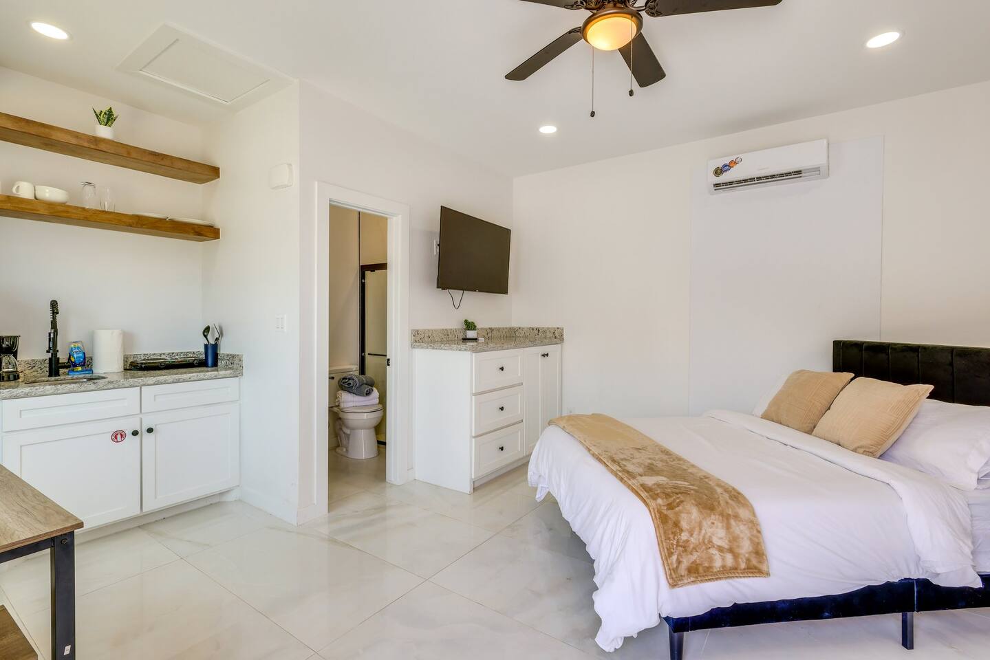 #13 | SPI Beach Escape | Modern Studio Pool | Pets