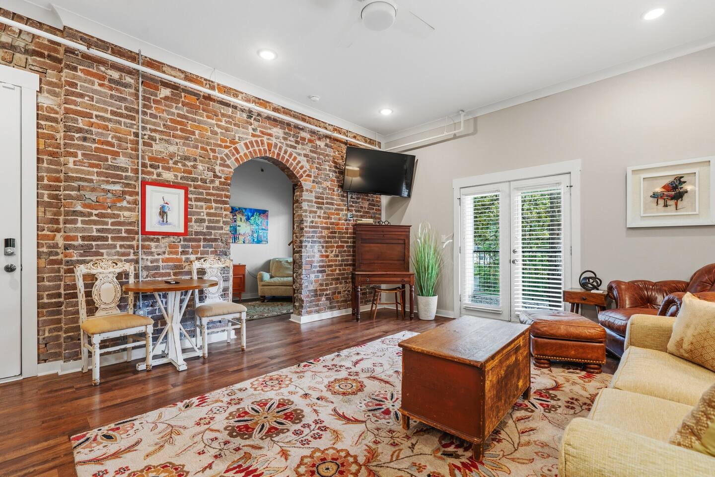 Historic Luxury | Balcony | Walk to National Park