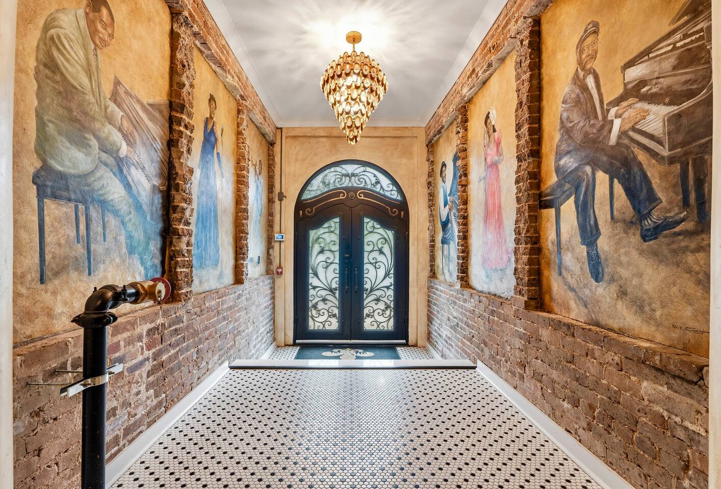 3BR Historic Penthouse w/ Balcony By Bathhouse Row