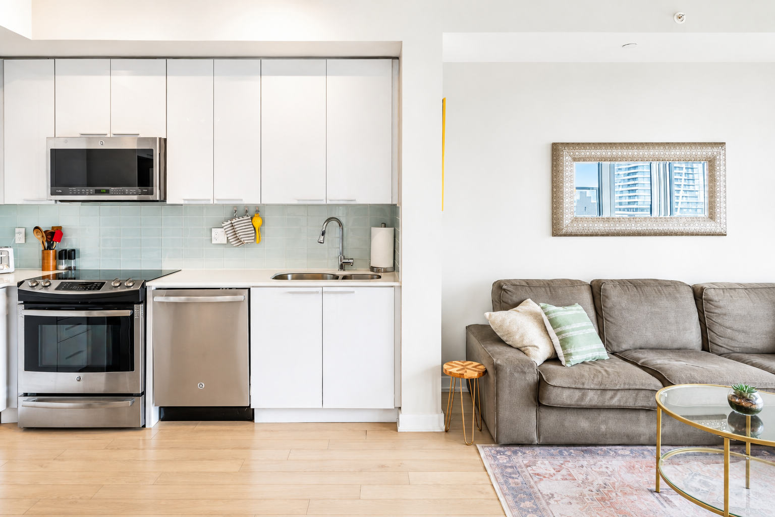 Vibrant Toronto Lakefront condo w/parking