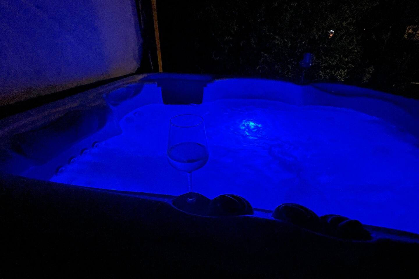 4 person hot tub
