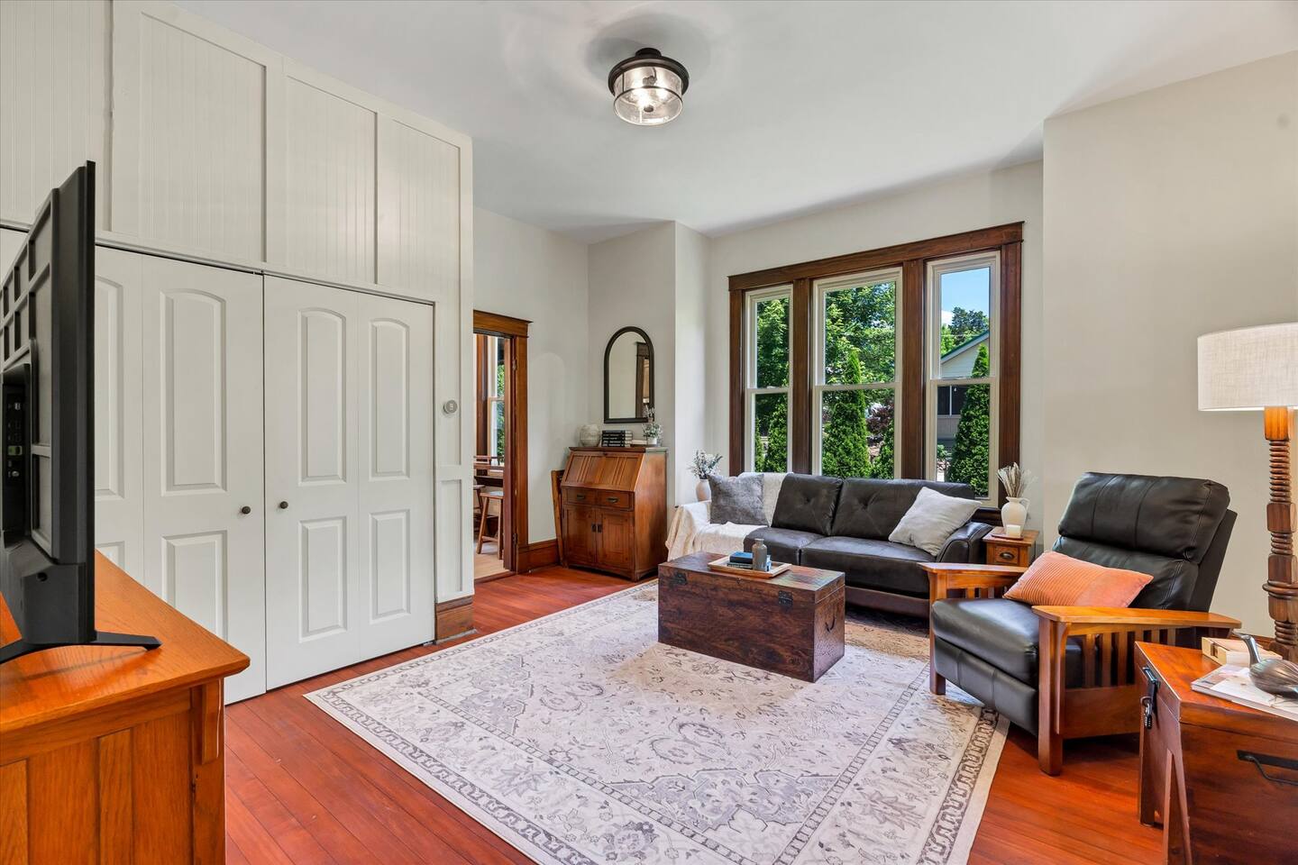 Large living room - washer and dryer - Space for 2 twin roll away beds for additional sleeping