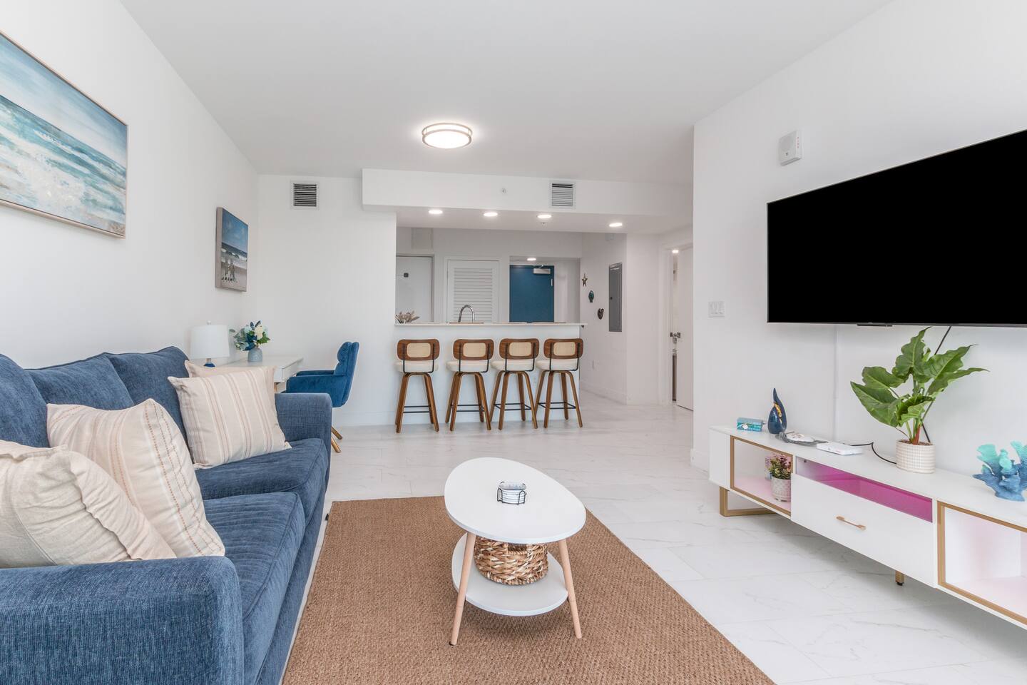 Luxury Condo • 5 Min to Beach • Pool + Parking