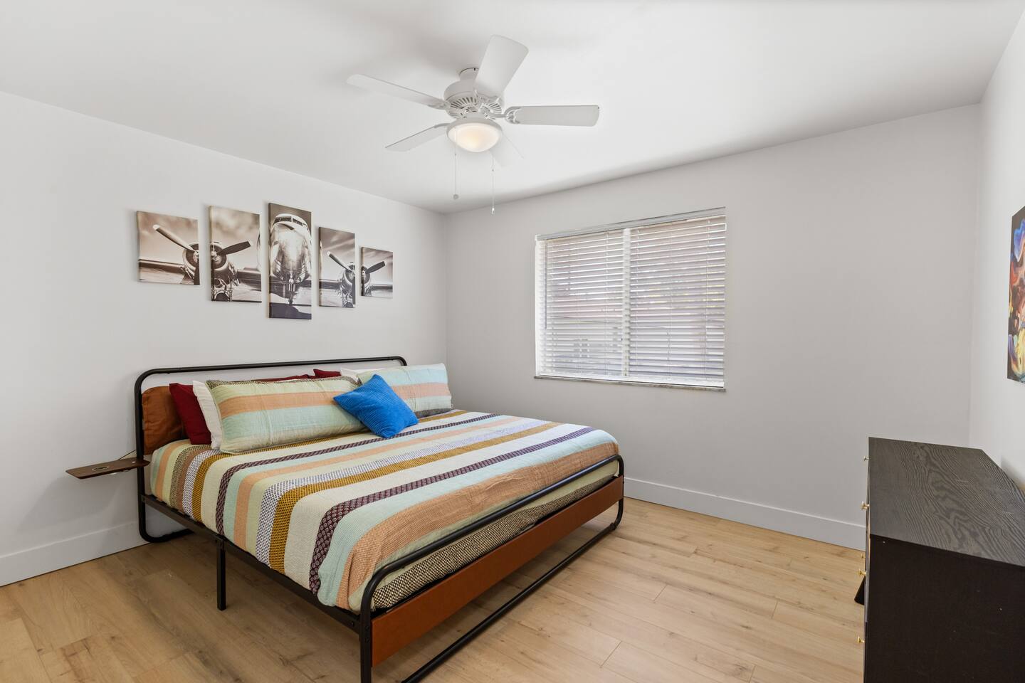 Spacious Modern 2BR | King bed | Close to Airport