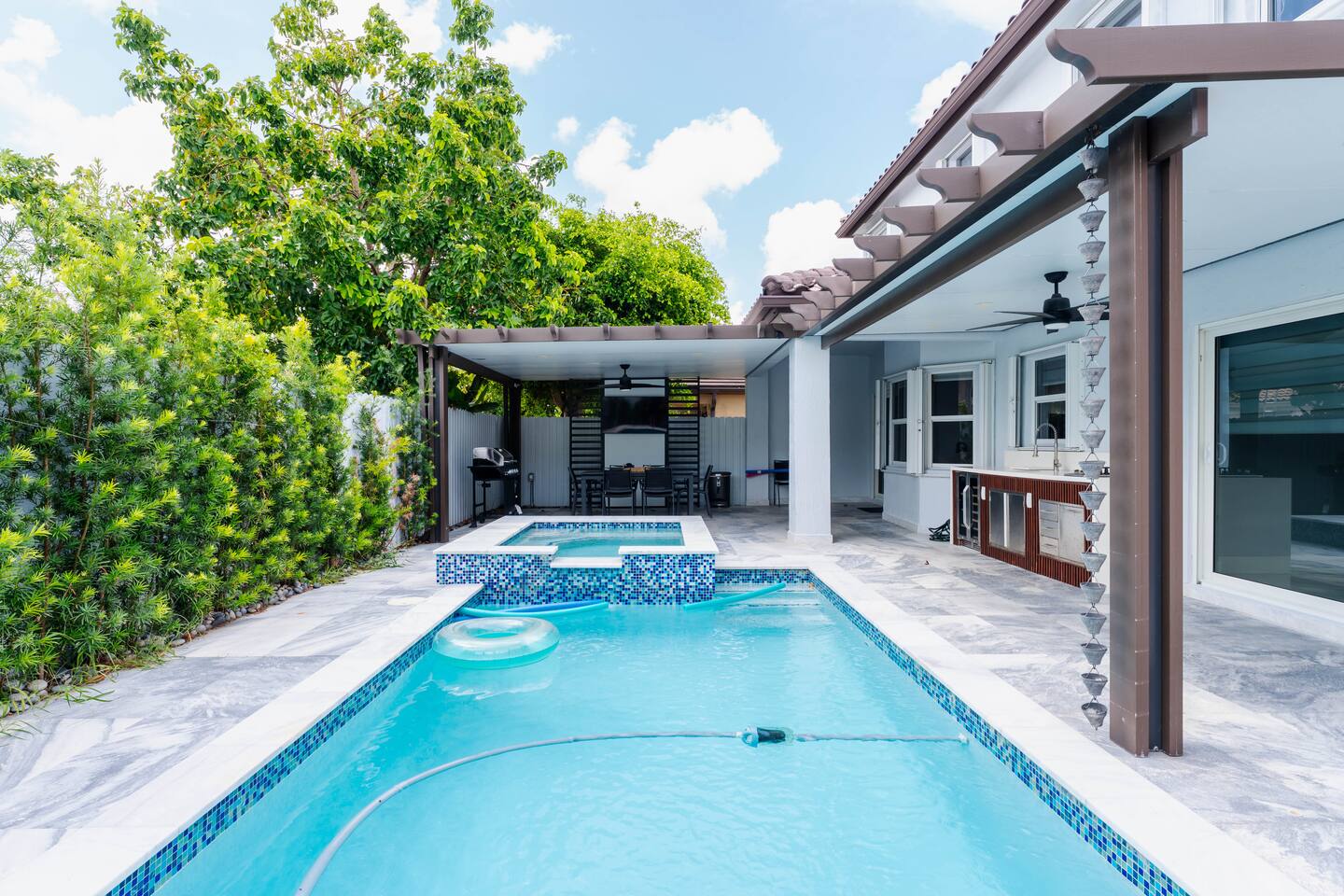 Miami Retreat W/ Pool, Hot tub, Games & Gym!