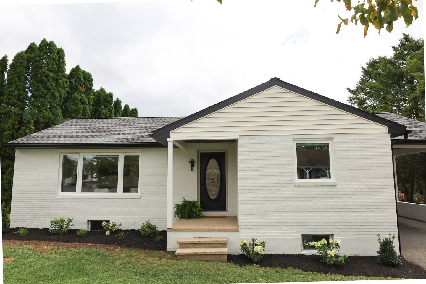 *Beautifully Remodeled home with Modern finishes