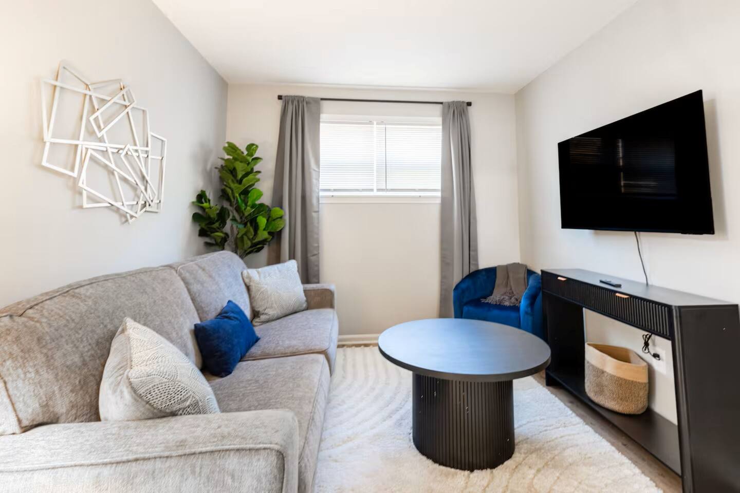 The Fremont Flats | Near Downtown | with WiFi