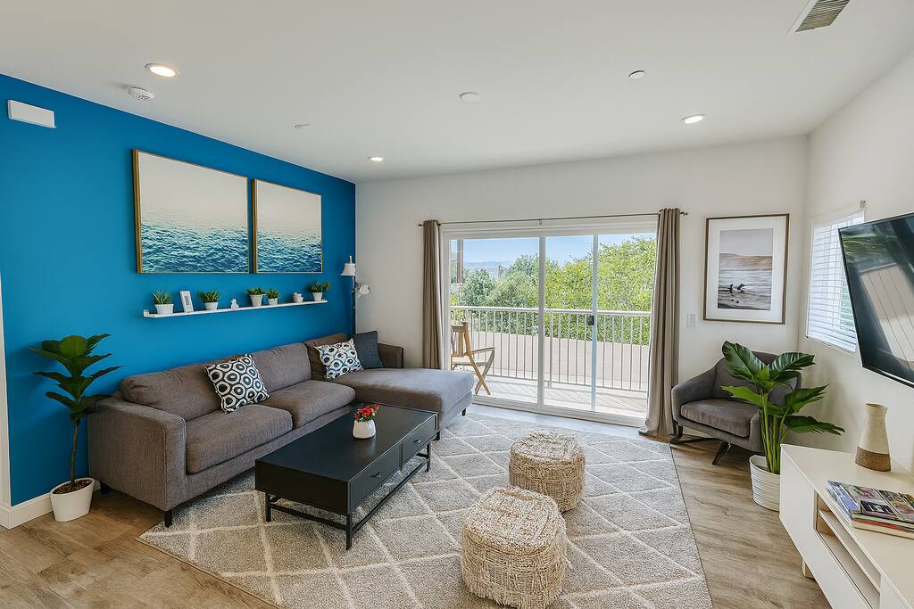 NEW! 🌟🌟🌟🌟🌟Large Luxury apartment, with EV charger.