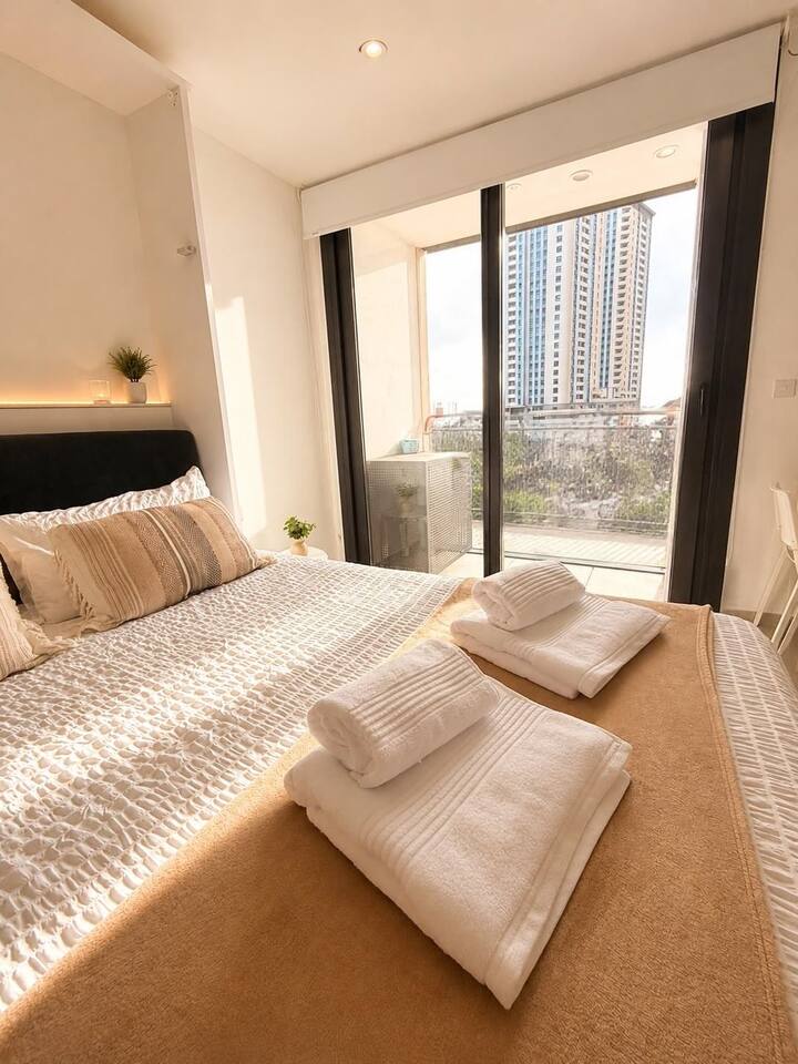 Luxury Studio in E1: Heated Pool, Spa & Gym Access