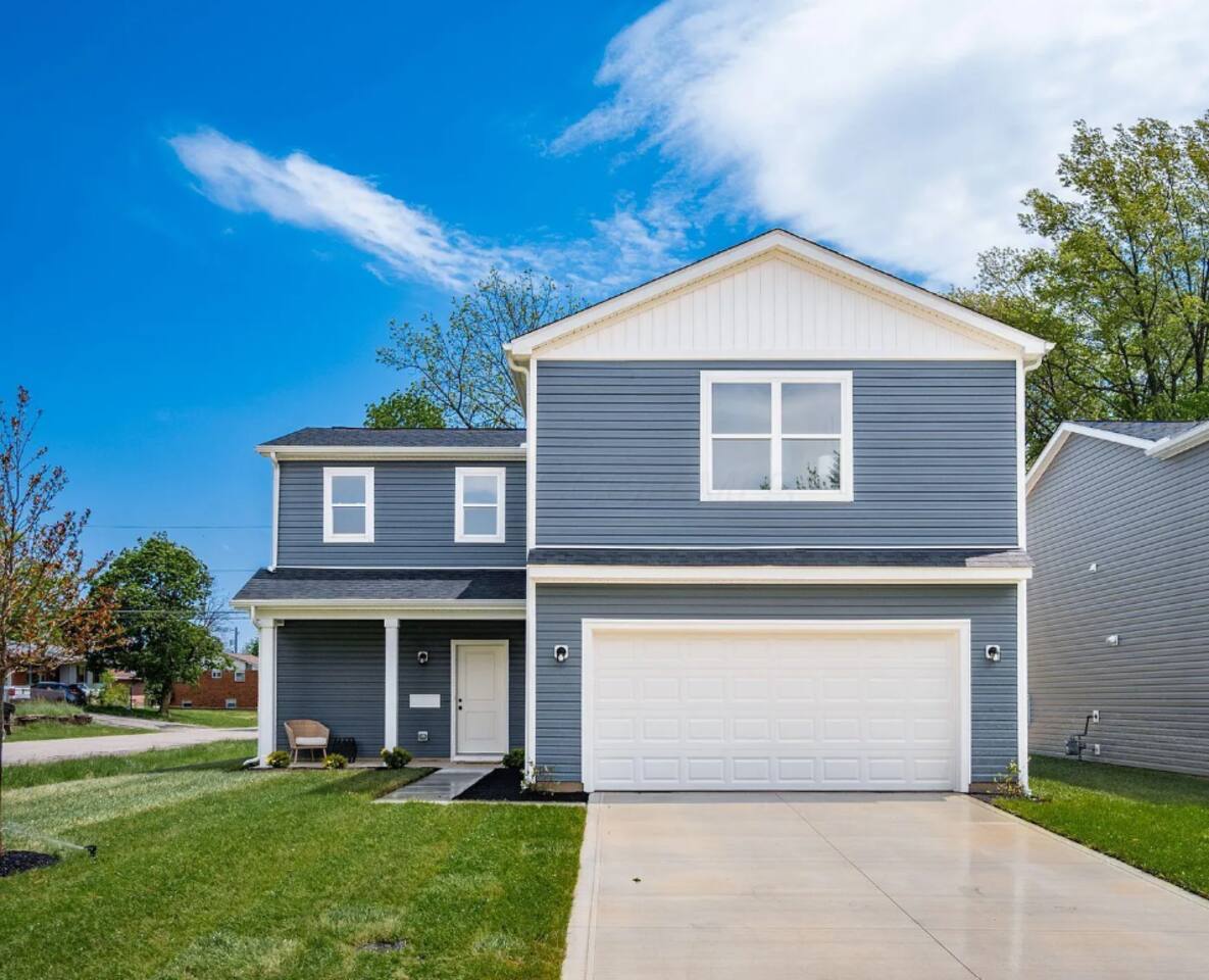 Modern 5BR New Build with Fenced Yard