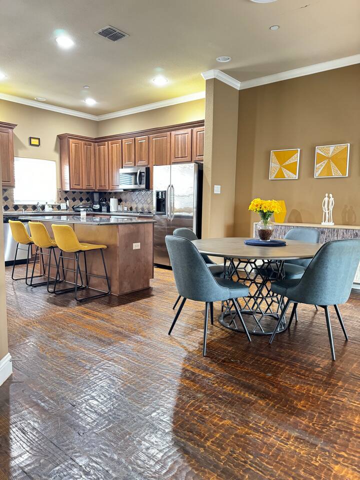 Chic Luxury Townhouse in Prime Legacy Shops Area