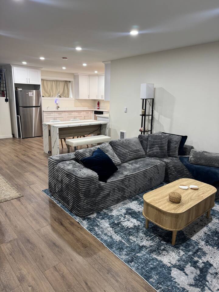 Cloud Couch Cozy space| Near Seattle and airport